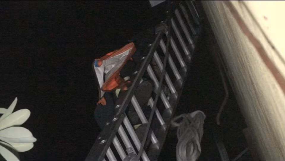 Do ngọn lửa cháy lớn, dữ dội nên lực lượng chức năng phải bắc thang từ phía sau ngôi nhà để tiếp cận đám cháy và dập lửa cùng với việc giải cứu các nạn nhân bị mắc kẹt bên trong.