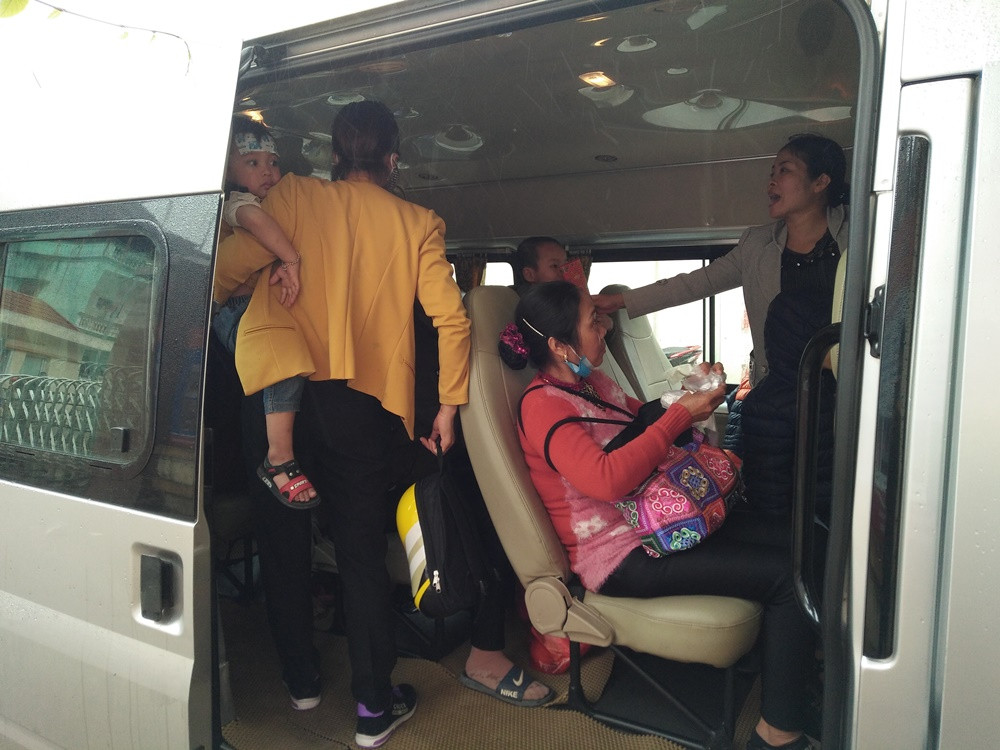 Nhiều gia đình khám, xét nghiệm xong nhanh chóng lên xe về quê.