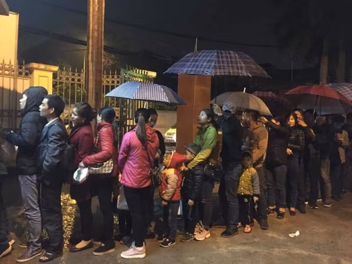 Có gia đình đưa con lên đây từ 3, 4h sáng nhưng do quá đông nên họ phải xếp hàng dài từ ngoài cổng để làm thủ tục.