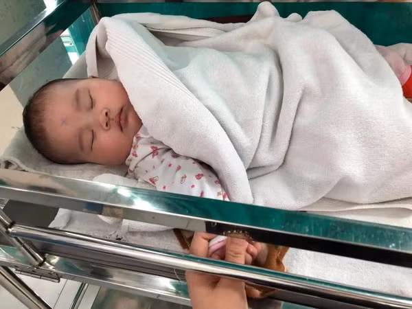 Be gai 3 thang tuoi bi bo roi dung ngay 8/3