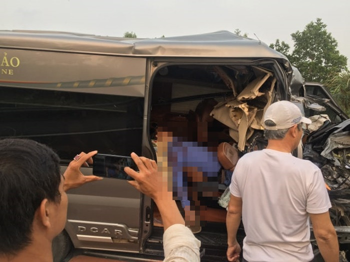 Phụ xe khách bị mắc kẹt trên ghế và tử vong.