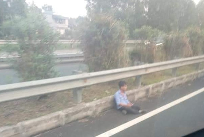 Nạn nhân bị thương ngồi lê ở vệ đường cao tốc Pháp Vân - Cầu Giẽ.