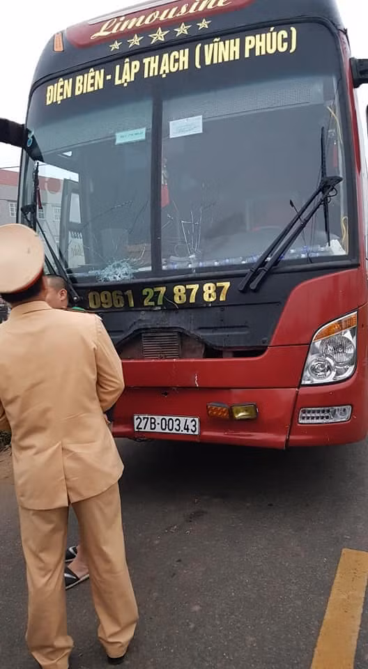 Chiếc xe khách đâm vào đoàn người đưa tang làm ít nhất 10 người thương vong.