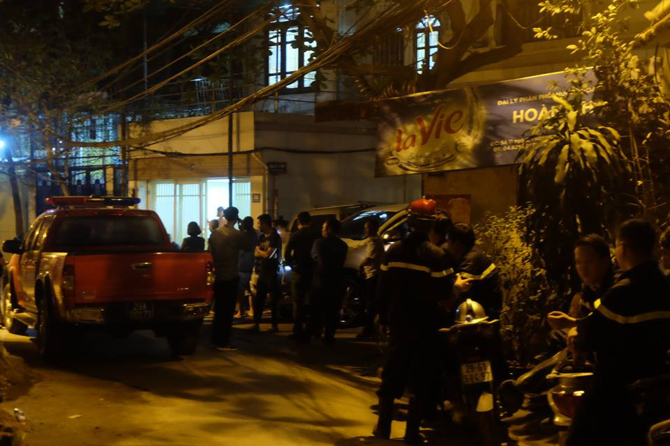 Ha Noi: Canh sat no luc giai cuu nguoi dan ong leo nhieu noc nha