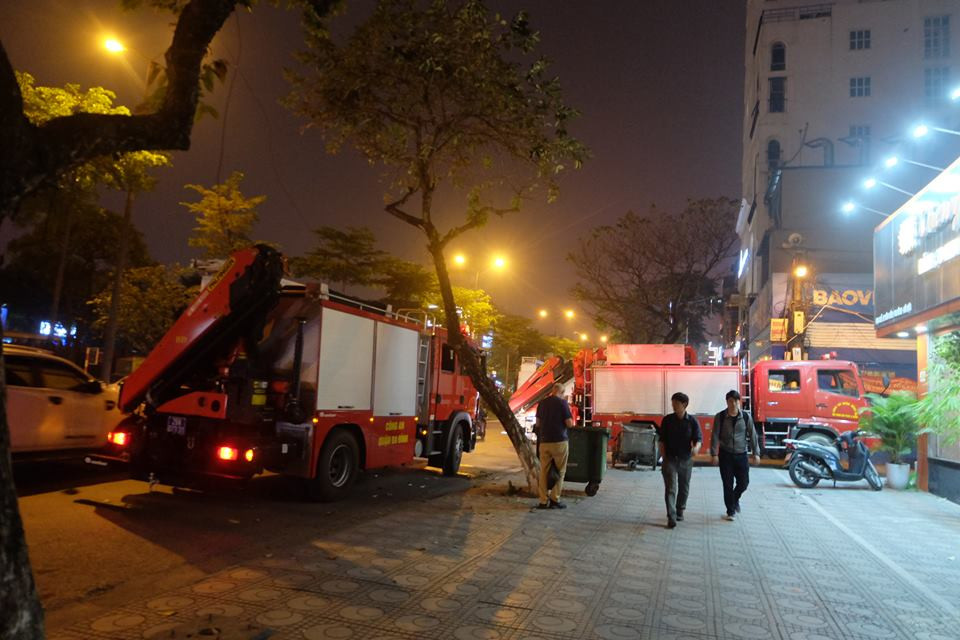 Ha Noi: Canh sat no luc giai cuu nguoi dan ong leo nhieu noc nha-Hinh-2