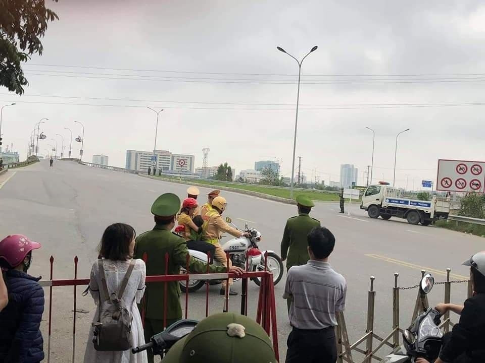 Xuc dong hinh anh CSGT Bac Ninh dung xe dac chung cho be di benh vien