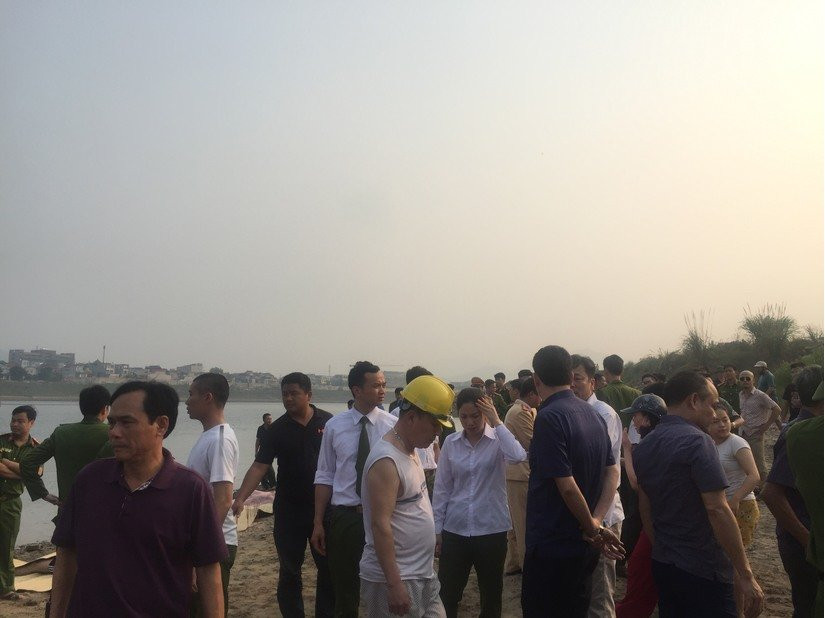 Hàng trăm người dân sinh sống gần khu vực hay tin đã tập trung nhau đến hiện trường rất đông để theo dõi lực lượng chức năng tìm kiếm các nạn nhân. Ai nấy cũng hy vọng các cháu được an toàn, nhưng điều kỳ diệu đã không xảy ra, cả 8 cháu đều đã tử vong.