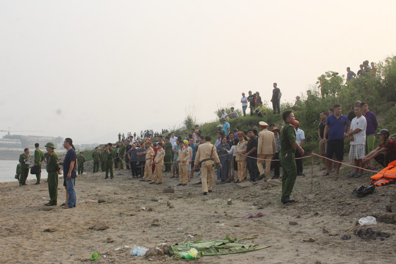 Lực lượng chức năng nhanh chóng phong tỏa hiện trường để khám nghiệm, điều tra làm rõ trước khi bàn giao thi thể các cháu cho gia đình mai táng. (Ảnh: Báo Hòa Bình).