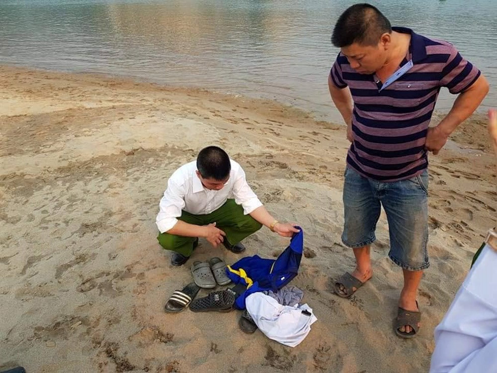 Quần áo, dép của một số nạn nhân vẫn để ở trên bờ sông Đà.