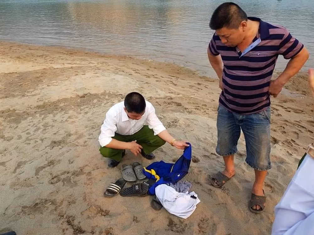 Quần áo, dép của một số nạn nhân vẫn để ở trên bờ sông Đà.