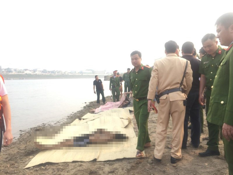 Các lực lượng chức năng tỉnh Hòa Bình cùng người dân làng vạn chài lần lượt tìm thấy thi thể các học sinh, đưa lên bờ.