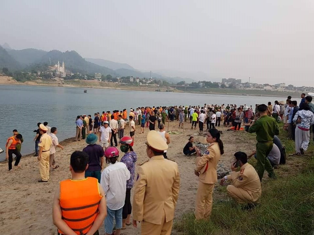 Thân nhân của các học sinh cũng nhanh chóng đến khu vực hiện trường ngay khi tiếp nhận thông báo.