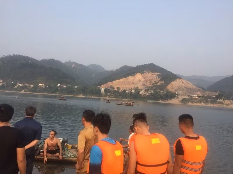 Hien truong 8 hoc sinh duoi nuoc thuong tam tren song Da