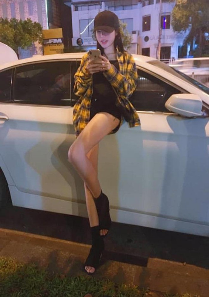 Là người kín tiếng, nữ diễn viên "Khát vọng thượng lưu" chưa từng chia sẻ về số tiền cô mua siêu xe. Trên trang cá nhân, thỉnh thoảng bà mẹ hai con mới khoe ảnh chụp bên xế sang.