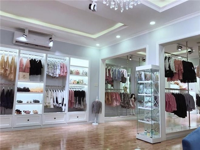 Ngoài hoạt động nghệ thuật, Elly còn tập trung kinh doanh thời trang trẻ em. Vài năm gần đây, cô ít tham gia diễn xuất vì muốn dành thời gian chăm con nhỏ và làm kinh doanh.