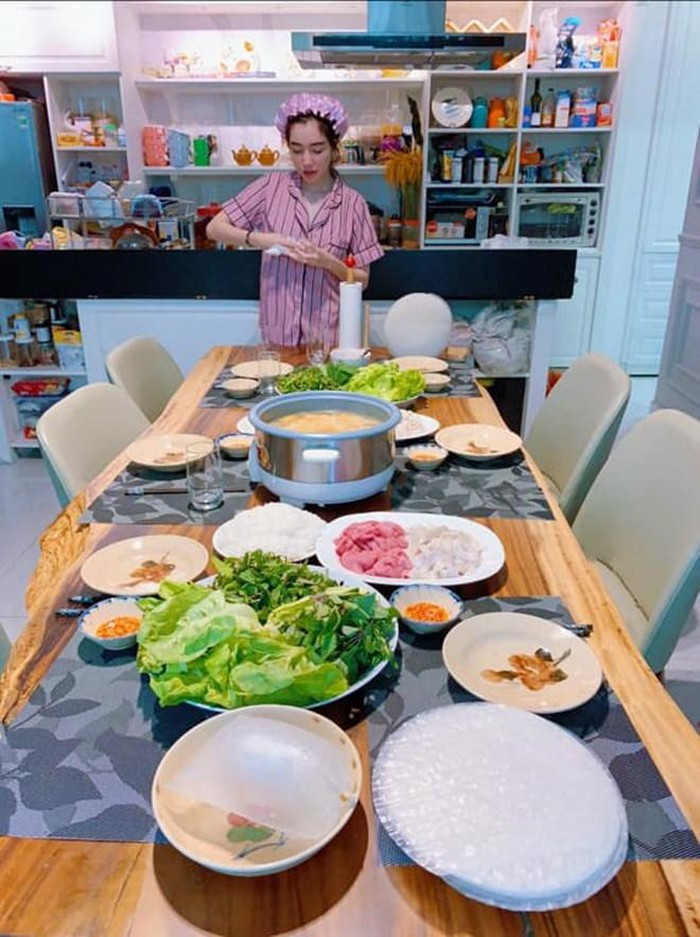 Bàn ăn thịnh soạn do chính tay Elly Trần nấu nướng.