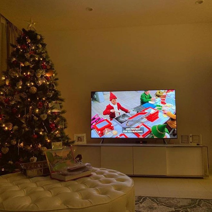 Một góc phòng khách trong căn hộ của nữ diễn viên 8X. Vào các dịp Lễ Tết, Giáng sinh, Elly Trần đều mua đồ về cùng các con nhỏ trang trí, bày biện nhà cửa thêm ấm cúng hơn.