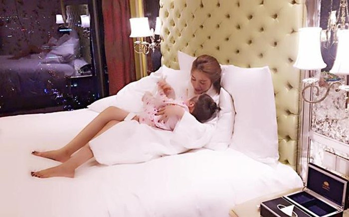 Phòng ngủ xa hoa như nữ hoàng của mẹ con Elly Trần.