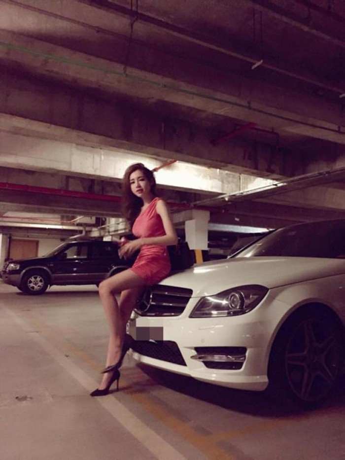 Xuất phát điểm từ danh xưng hot girl, Elly Trần tấn công showbiz Việt bằng những bộ ảnh gợi cảm táo bạo. Sau đó, cô lấn sân đóng phim truyền hình, điện ảnh. Hiện tại, cựu hot girl sinh năm 1987 đã là mẹ của 2 nhóc tỳ. Cuộc sống của cô cũng kín tiếng, không ồn ào như trước. Ở tuổi 32, Elly Trần có trong tay khối tài sản khổng lồ, xe hơi bạc tỷ.