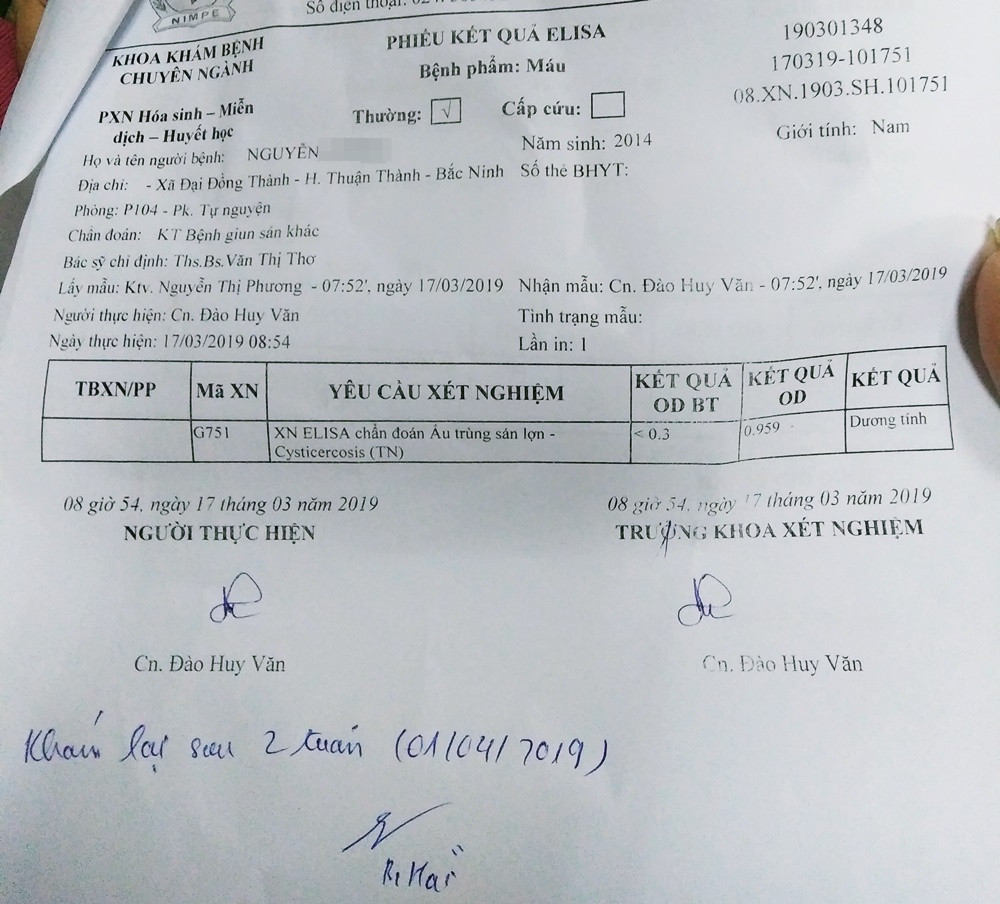 Bác sĩ hẹn khám lại cho con của chị Huyền sau 2 tuần.