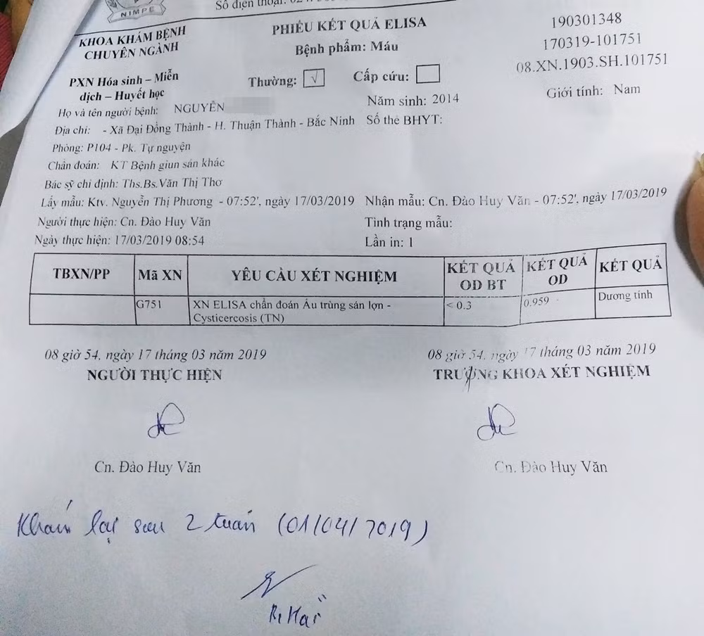 Bác sĩ hẹn khám lại cho con của chị Huyền sau 2 tuần.