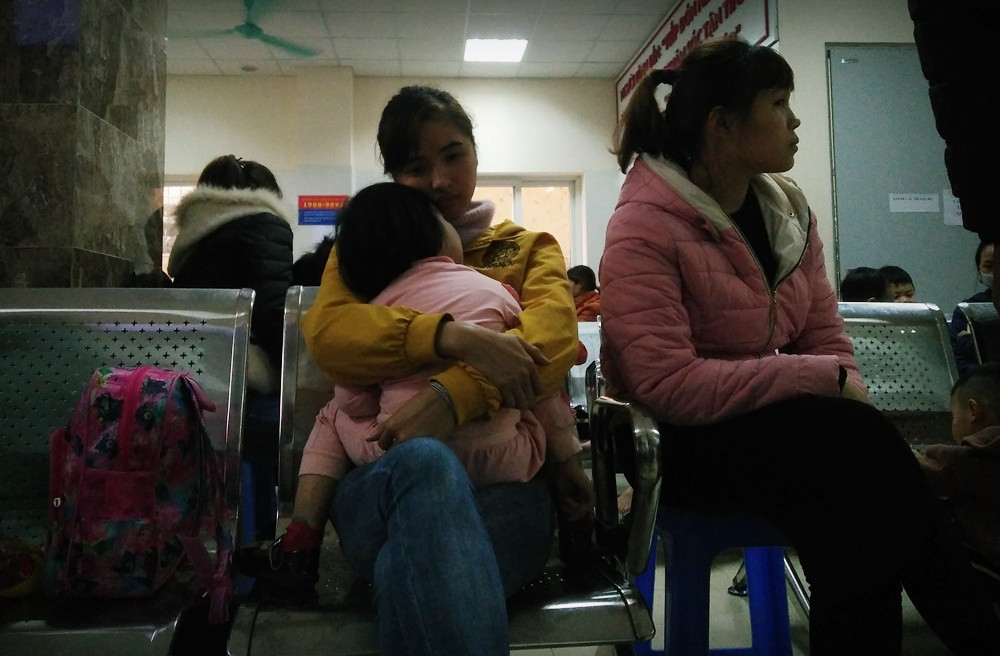 Phụ huynh buồn rầu, lo lắng trong lúc ngồi chờ Viện trả kết quả.