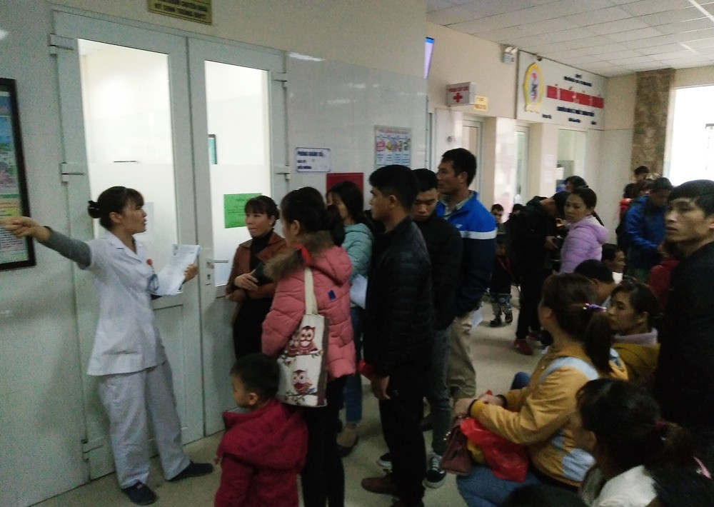 Cán bộ của Viện Sốt rét - Ký sinh trùng - Côn trùng Trung ương làm việc “hết công suất”, hướng dẫn các phụ huynh làm thủ tục thăm khám, xét nghiệm cho con em.
