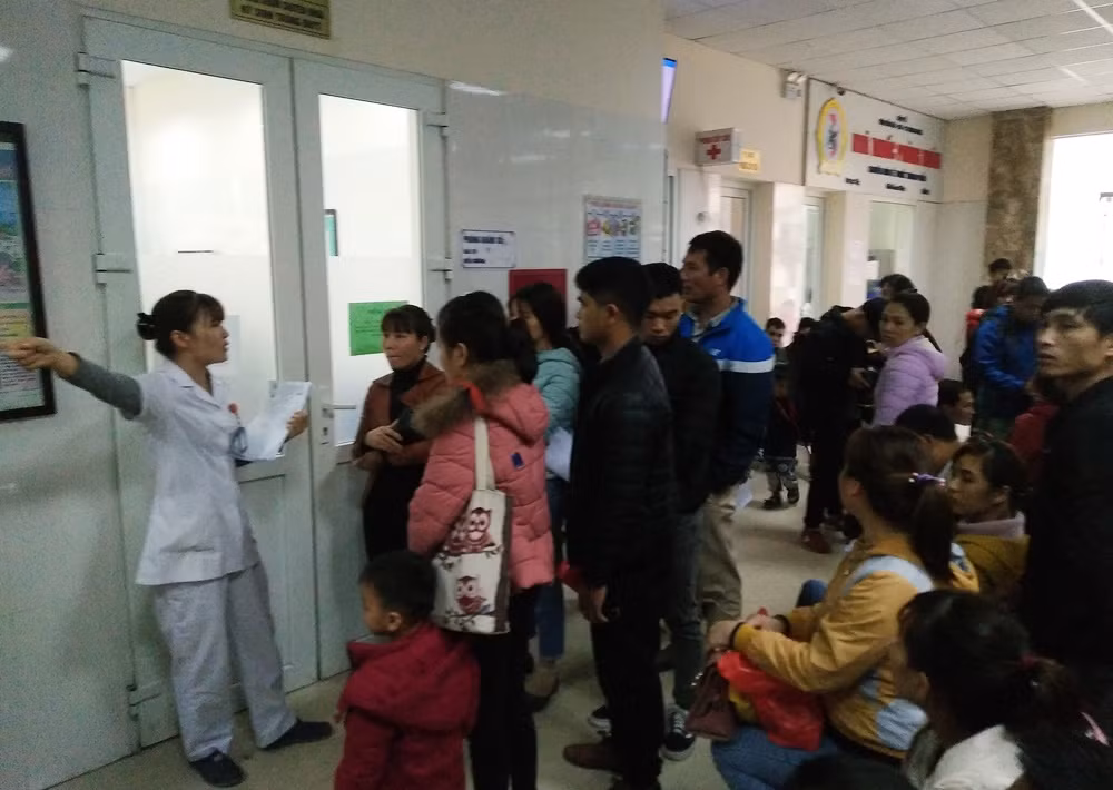 Cán bộ của Viện Sốt rét - Ký sinh trùng - Côn trùng Trung ương làm việc “hết công suất”, hướng dẫn các phụ huynh làm thủ tục thăm khám, xét nghiệm cho con em.