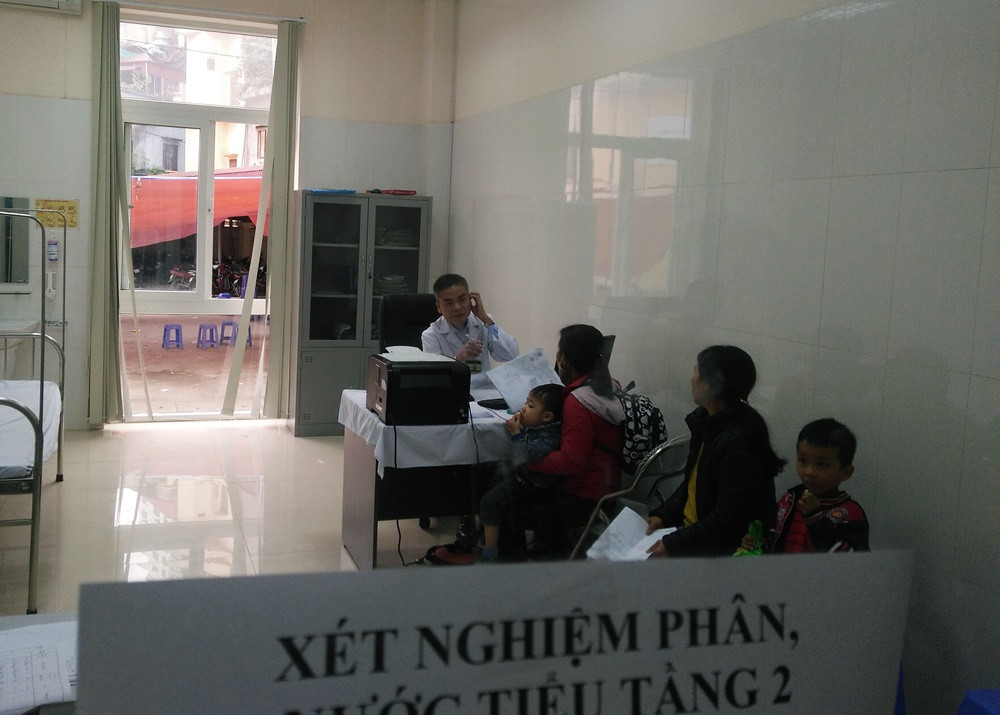 Dù là ngày chủ nhật nhưng các bác sĩ ở đây gần như làm việc không nghỉ.