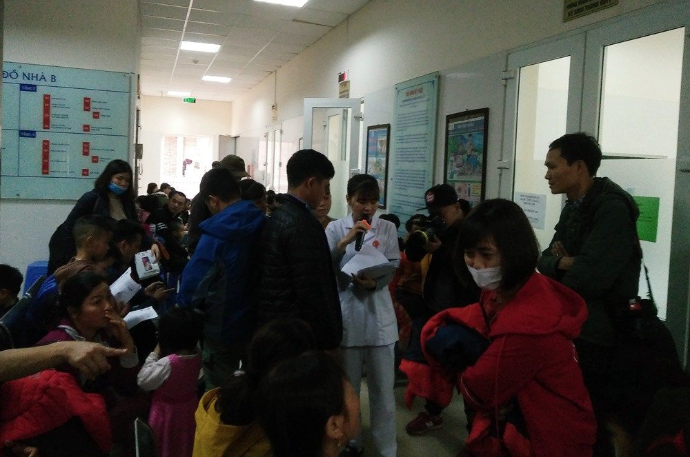 Trao đổi với PV Kiến Thức, chị Hiền (37 tuổi, ở thôn Kim Tháp, xã Nguyệt Đức, huyện Thuận Thành, Bắc Ninh) - phụ huynh của cháu Nguyễn Thị H, 3 tuổi cho biết: “Tôi cùng 4 chị em khác trong thôn bắt xe ô tô đi lên đây từ hơn 4h sáng. Khi nghe thấy thông tin các gia đình khác đi xét nghiệm sán lợn chúng tôi hoang mang lắm, ăn ngủ không yên. Nhưng nhận được kết quả cháu không bị làm sao thì tôi yên tâm rồi”.