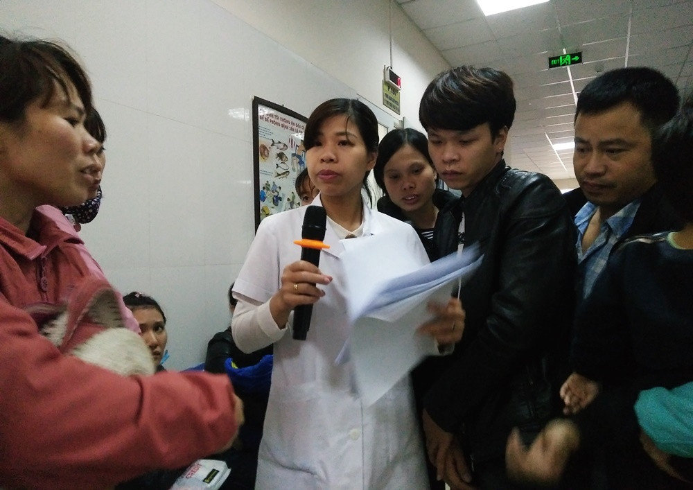 Bác sĩ phải cầm micro ra phía ngoài khu vực hành lang gọi tên bệnh nhi vì số lượng người quá đông.