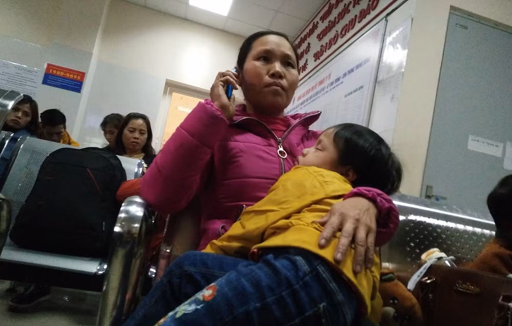 Một số phụ huynh có con chưa được vào khám, xét nghiệm vẫn luôn trong trạng thái hoang mang, lo lắng.