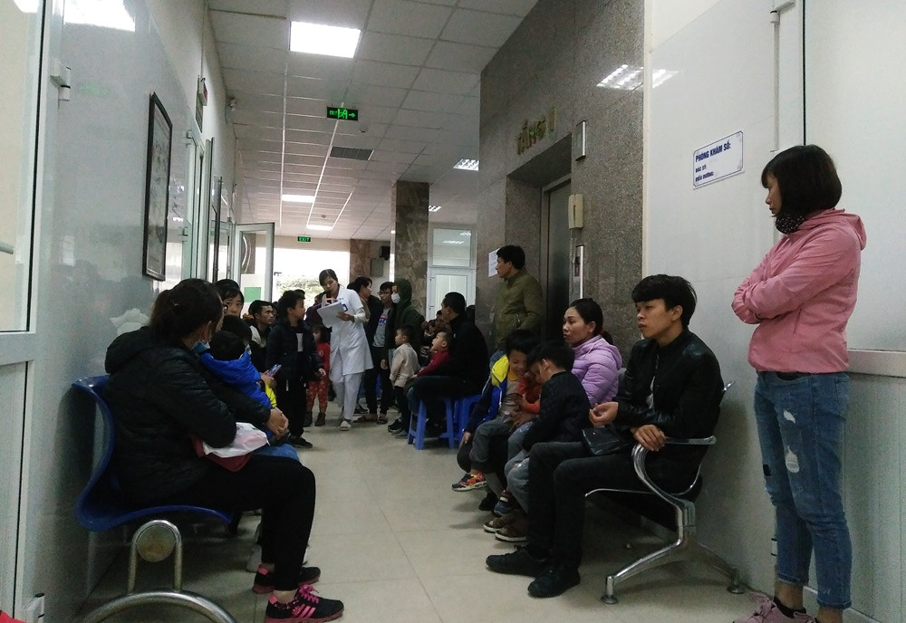 Mặc dù hôm nay là Chủ nhật, thế nhưng từ sáng sớm, khu vực ghế chờ, hành lang của Phòng khám chuyên khoa (Viện Sốt rét - Ký sinh trùng - Côn trùng Trung ương) chật kín phụ huynh và các cháu nhỏ ở Thuận Thành (Bắc Ninh).