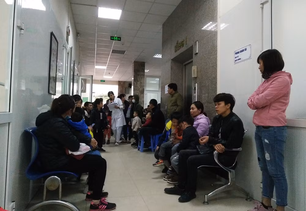 Mặc dù hôm nay là Chủ nhật, thế nhưng từ sáng sớm, khu vực ghế chờ, hành lang của Phòng khám chuyên khoa (Viện Sốt rét - Ký sinh trùng - Côn trùng Trung ương) chật kín phụ huynh và các cháu nhỏ ở Thuận Thành (Bắc Ninh).