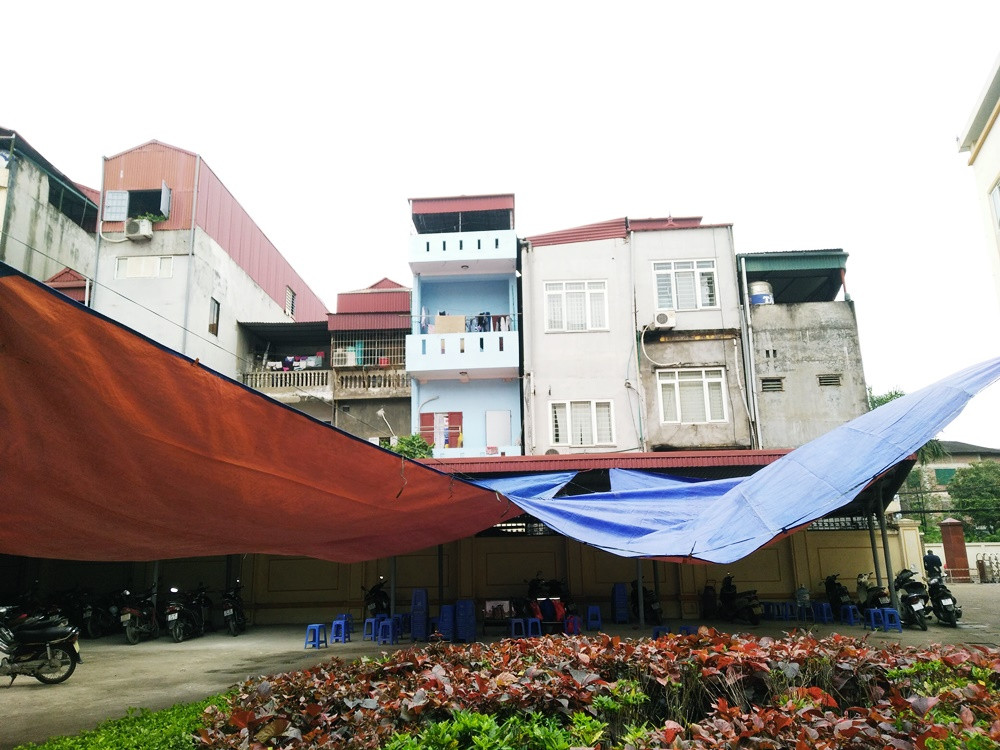 Trước đó khoảng giữa tháng 2/2019, một số phụ huynh đã đăng tải video ghi lại món thịt lợn có dấu hiệu của bệnh sán gạo trong bữa ăn tại trường mầm non Thanh Khương (Thuận Thành, Bắc Ninh). Tập thể phụ huynh sau đó lên gặp Ban giám hiệu nhà trường phản ánh, nhưng chưa nhận được câu trả lời thỏa đáng. Đơn vị cung cấp thực phẩm cho 19 xã trên địa bàn huyện Thuận Thành (Bắc Ninh) là Công ty Hương Thành. Ảnh: Viện Sốt rét bố trí thêm bạt để người bệnh ngồi chờ.