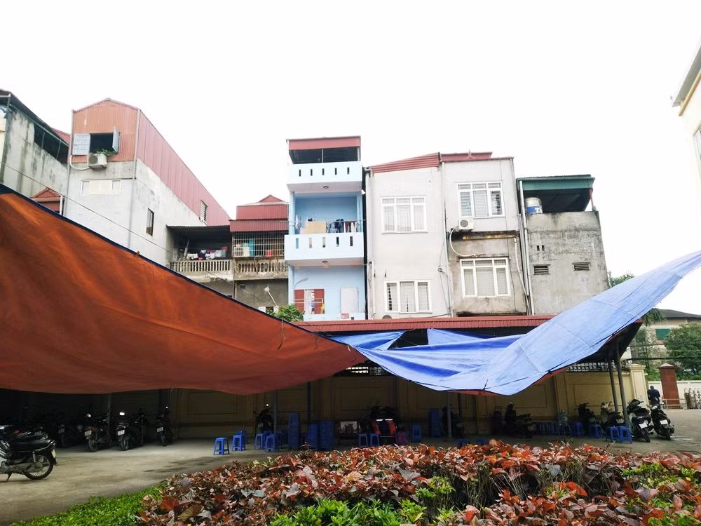 Trước đó khoảng giữa tháng 2/2019, một số phụ huynh đã đăng tải video ghi lại món thịt lợn có dấu hiệu của bệnh sán gạo trong bữa ăn tại trường mầm non Thanh Khương (Thuận Thành, Bắc Ninh). Tập thể phụ huynh sau đó lên gặp Ban giám hiệu nhà trường phản ánh, nhưng chưa nhận được câu trả lời thỏa đáng. Đơn vị cung cấp thực phẩm cho 19 xã trên địa bàn huyện Thuận Thành (Bắc Ninh) là Công ty Hương Thành. Ảnh: Viện Sốt rét bố trí thêm bạt để người bệnh ngồi chờ.