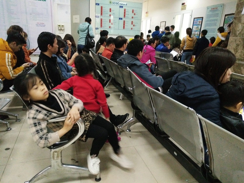 Đến 11h cùng ngày, lượng bệnh nhi được đưa đến Viện Sốt rét - Ký sinh trùng - Côn trùng Trung ương vẫn rất đông.