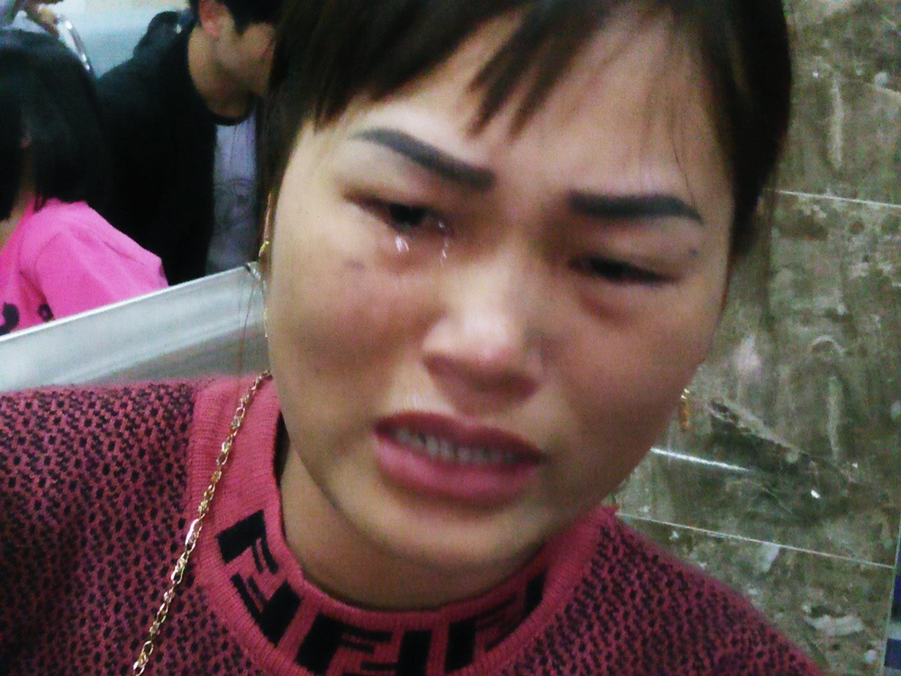 “Cháu học lớp 5 tuổi, ở trường mầm non A.N. Cháu mới theo học được 1 năm, nhưng bị như này giờ chẳng biết phải làm sao nữa…”, chị Huyền vừa khóc, vừa nói.