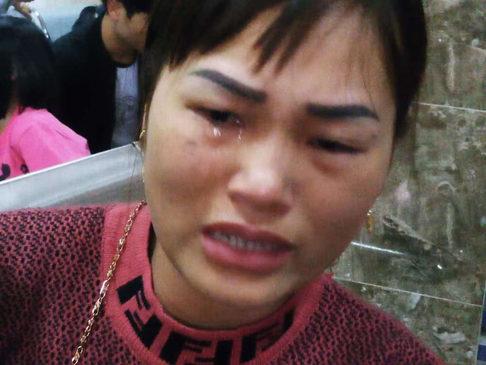 “Cháu học lớp 5 tuổi, ở trường mầm non A.N. Cháu mới theo học được 1 năm, nhưng bị như này giờ chẳng biết phải làm sao nữa…”, chị Huyền vừa khóc, vừa nói.