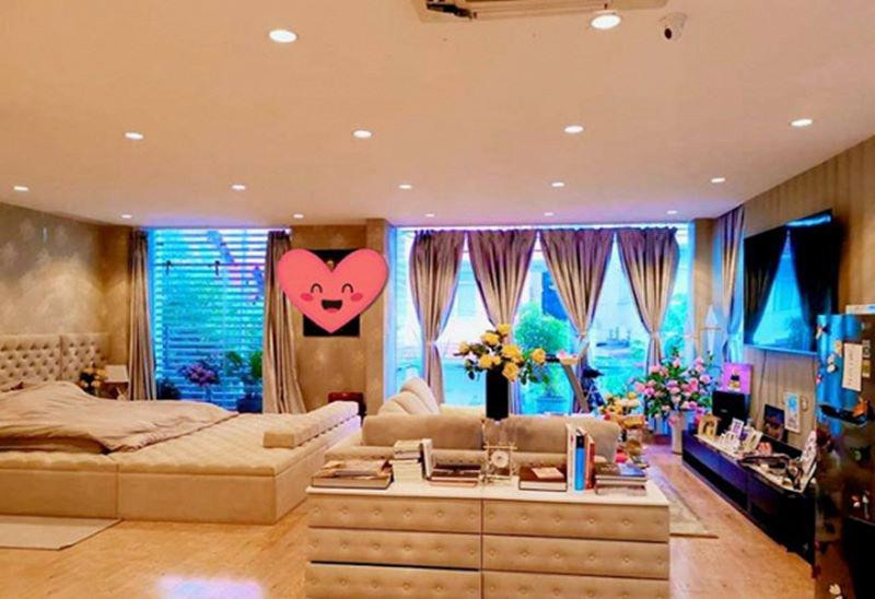 Bao gồm 4 phòng ngủ, phòng ngủ master siêu lớn (160m2), 1 phòng bếp lớn, 1 phòng khách gia đình...