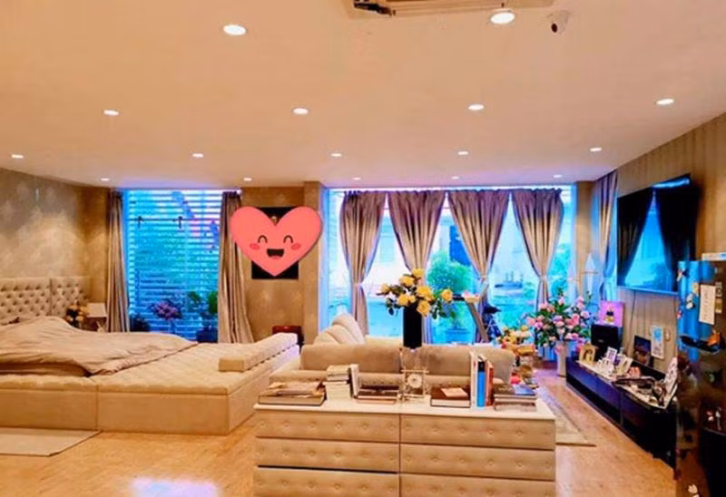 Bao gồm 4 phòng ngủ, phòng ngủ master siêu lớn (160m2), 1 phòng bếp lớn, 1 phòng khách gia đình...