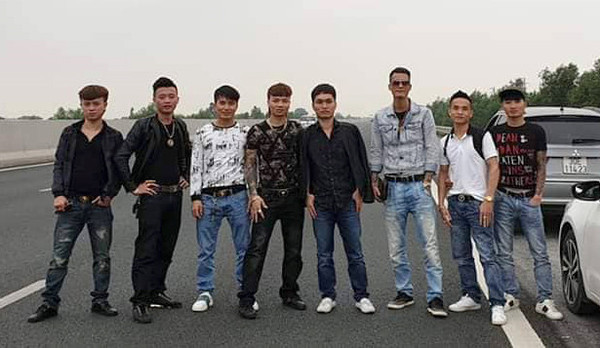 Kha Banh cung “dong doi” dan hang tren cao toc: CSGT moi len lam viec