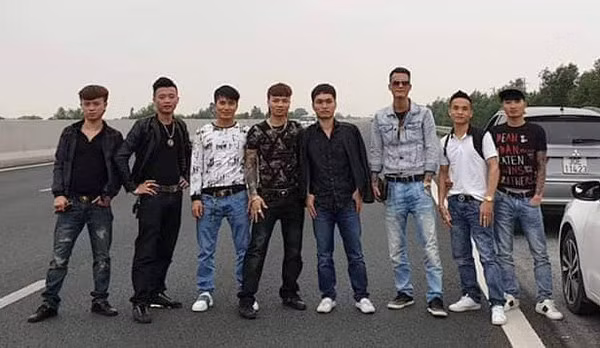 Kha Banh cung “dong doi” dan hang tren cao toc: CSGT moi len lam viec