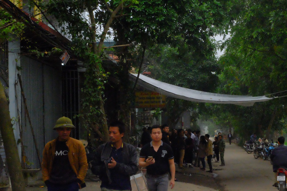 Hầu hết 7 nạn nhân đều là người sinh sống trong thôn. Trong số đó có 3 người là anh em họ hàng với nhau.