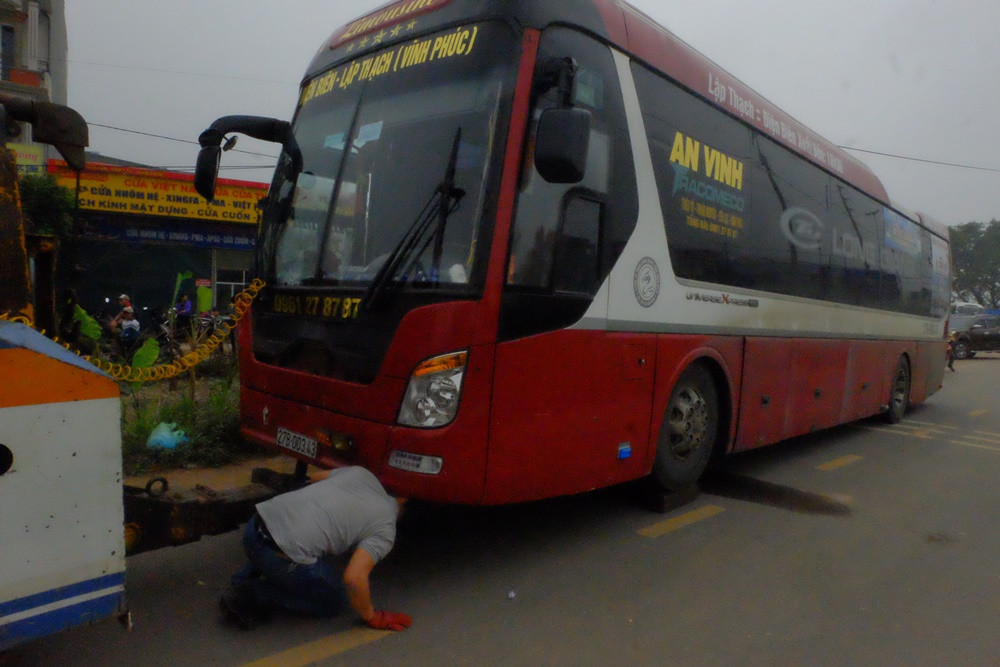 Trước đó vụ tai nạn xảy ra vào khoảng 5h sáng cùng ngày, tài xế xe khách đâm đoàn người đưa tang là Phan Thanh Phú (SN 1976, trú tại thôn Lễ Khê, xã Xuân Sơn, thị xã Sơn Tây, TP Hà Nội).