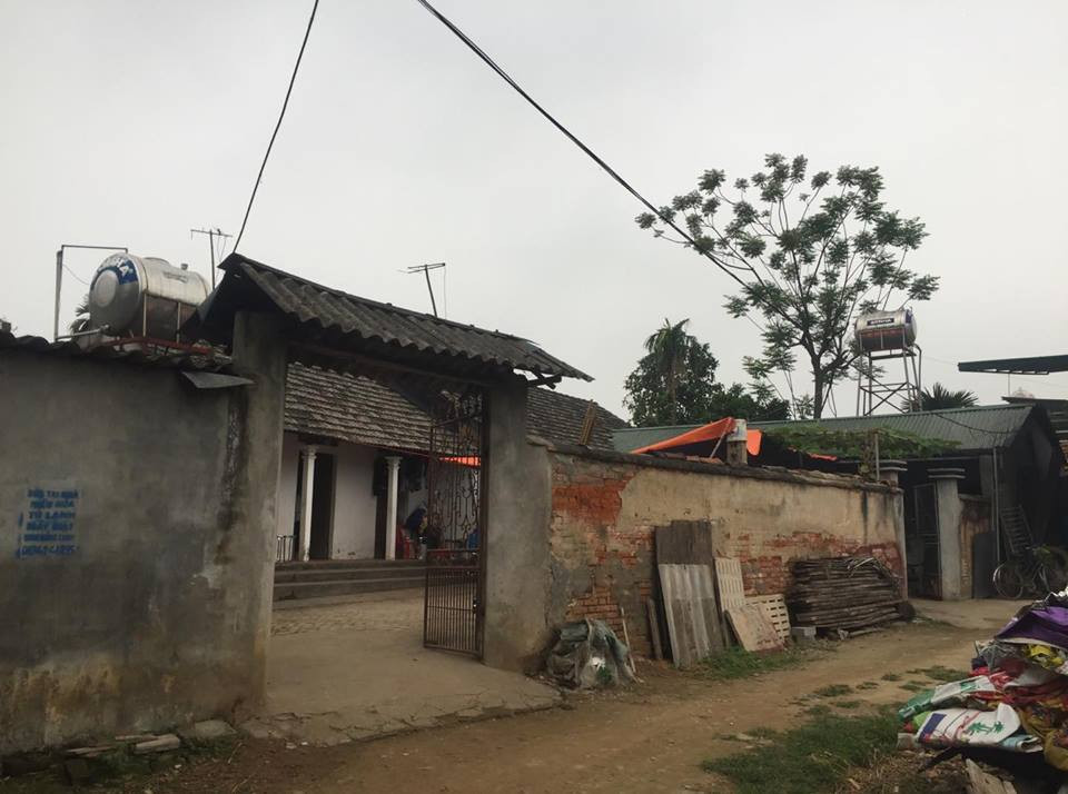 Ngôi nhà cấp 4 lợp ngói của Đảng không khí tang thương u buồn. Được biết trên anh Đảng có 3 anh trai, nhưng họ đều đã lập gia đình và ra ở riêng. Hiện trong nhà chỉ có Đảng và mẹ. Đảng cũng là người trụ cột duy nhất trong nhà.