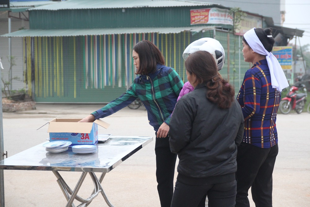 Nhiều người dân địa phương vẫn chưa hết bàng hoàng trước vụ việc xảy ra. Người dân khi đi qua hiện trường đều thả ít tiền lẻ phúng viếng cầu siêu cho các nạn nhân.