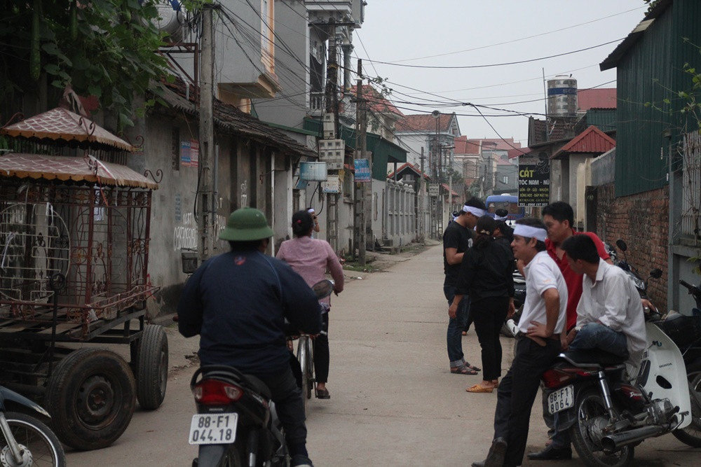Không khí tang thương bao trùm cả thôn Trung Nguyên.
