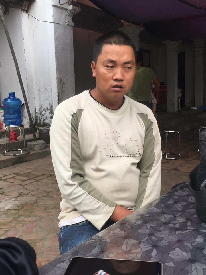 Anh Nguyễn Văn Quyết (anh trai thứ 2 của Đảng) ngồi buồn rầu.