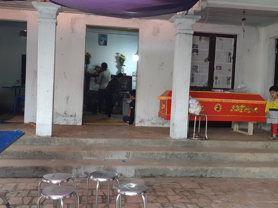 1 trong số các nạn nhân có trường hợp anh Nguyễn Văn Đảng (SN 1989, ở thôn Trung Nguyên) là người trẻ tuổi nhất. Để chuẩn bị lo hậu sự cho anh Đảng, người thân của nạn nhân phải đưa người mẹ đang bị bệnh sang nhà cậu lánh mặt và vẫn giấu chuyện buồn.